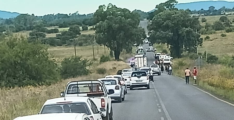 Die verkeersopeenhoping op die R59 tussen Parys en Vredefort na 'n botsing vroeër vanmiddag. 