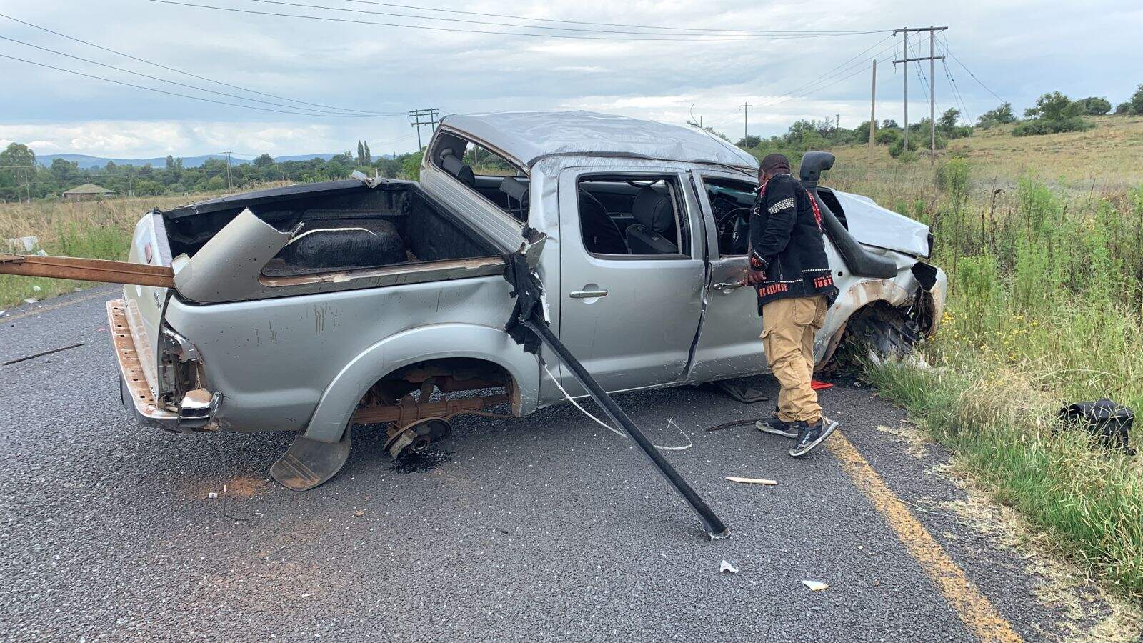 Twee voertuie waaronder die bakkie was betrokke in vanmiddag se botsing op die R59 tussen Parys en Vredefort. 