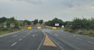 Daar word tans gewerk aan die gedeelte van die R59 tussen Parys en Vredefort en word verkeer herlei via die Schoemansdriftpad. Foto: Hilke Scheepers.