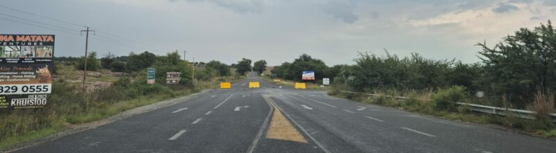 Daar word tans gewerk aan die gedeelte van die R59 tussen Parys en Vredefort en word verkeer herlei via die Schoemansdriftpad. Foto: Hilke Scheepers.
