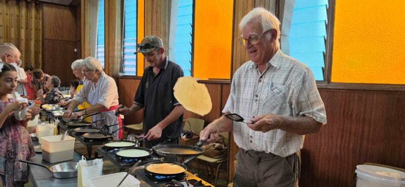 'n Man wat sy draai ken agter die pannekoektafel. Foto: Liezl Scheepers