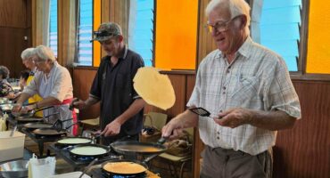 'n Man wat sy draai ken agter die pannekoektafel. Foto: Liezl Scheepers