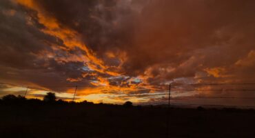 Die uitsonderlike kleurpalet waarmee Parysenaars vanmiddag bederf is. Foto: Hilke Scheepers.