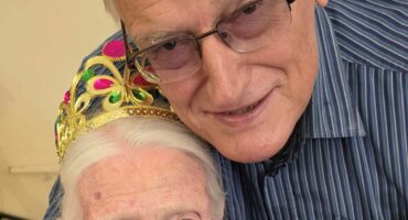 Vi Malan saam met haar seun, Neil, op haar 102de verjaardag. Foto: Liezl Scheepers