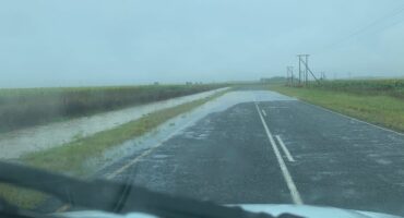 Water het vanoggend oor die Parys/Koppies-pad geloop na aanhoudende reën in die Parys-distrik. Foto: Verskaf