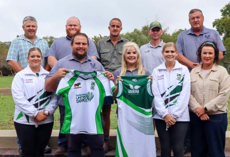 Van links agter is Gerrie Roos (Beheerliggaam van Sport), Jonny van der Merwe (skoolhoof), Cobus Meintjies (Hoof: Bemarking en Verkope in Afrika), Jan Brits (adjunkhoof). Voor is Chantal Kruger, Wessel Pieters, Hilde Pieters, Lené Nel en Louise Snyman (Beheerliggaam, Finansies). Foto: Verskaf