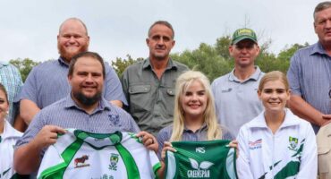 Van links agter is Gerrie Roos (Beheerliggaam van Sport), Jonny van der Merwe (skoolhoof), Cobus Meintjies (Hoof: Bemarking en Verkope in Afrika), Jan Brits (adjunkhoof). Voor is Chantal Kruger, Wessel Pieters, Hilde Pieters, Lené Nel en Louise Snyman (Beheerliggaam, Finansies). Foto: Verskaf