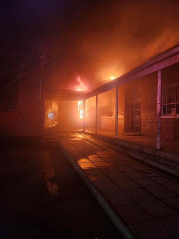 Brandweerdienste was tot vroeg vanoggend nog op die skoolterrein. Foto: Verskaf