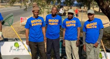 Die MooiParys-span se hande het week na week gehelp om Parys se hoofstraat skoon te hou. Foto: LIezl Scheepers