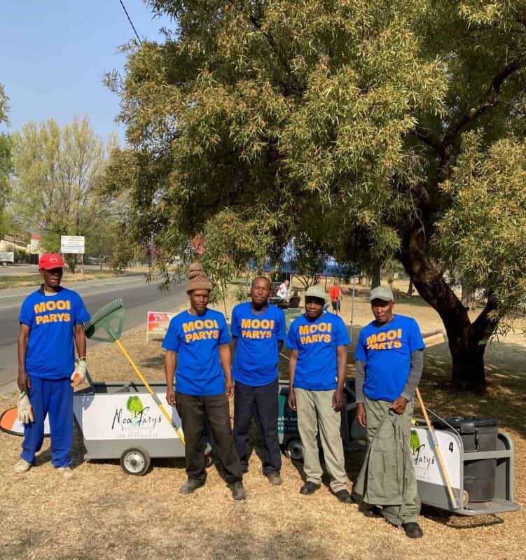 Die MooiParys-span se hande het week na week gehelp om Parys se hoofstraat skoon te hou. Foto: Liezl Scheepers