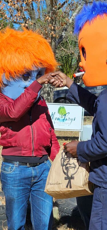 Die Ngwathe Warrior-karakters, Whatty en Naughty het vele bewusmakingsprojekte vir 'n skoner dorp by veral skole gedoen oor die afgelope jare. Foto: Liezl Scheepers