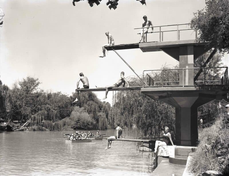 Die Mimosa Tuine was 'n gewilde binnelandse vakansiebestemming en was bekend vir sy drievlak duikplank. Foto: Transnet Heritage Library, Johannesburg