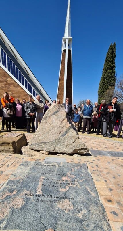 Die foto is geneem met die onthulling van die gedenksteen voor die kerkgebou. Foto: Liezl Scheepers
