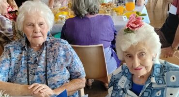 Daar is die oggend by keurig gedekte tafels aangesit vir 'n gesellilge saamkuier. Foto: Verskaf