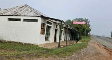 Die bekende winkel duskant die brug oor die Vaalrivier buite Parys se deure is al vir meer as 'n eeu oop. Foto: Liezl Scheepers