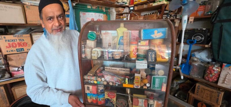 Baboo Yacoob met die kosbare versameling kruideniersware uit toeka se dae wat jy in die winkel kry. Foto's: Liezl Scheepers