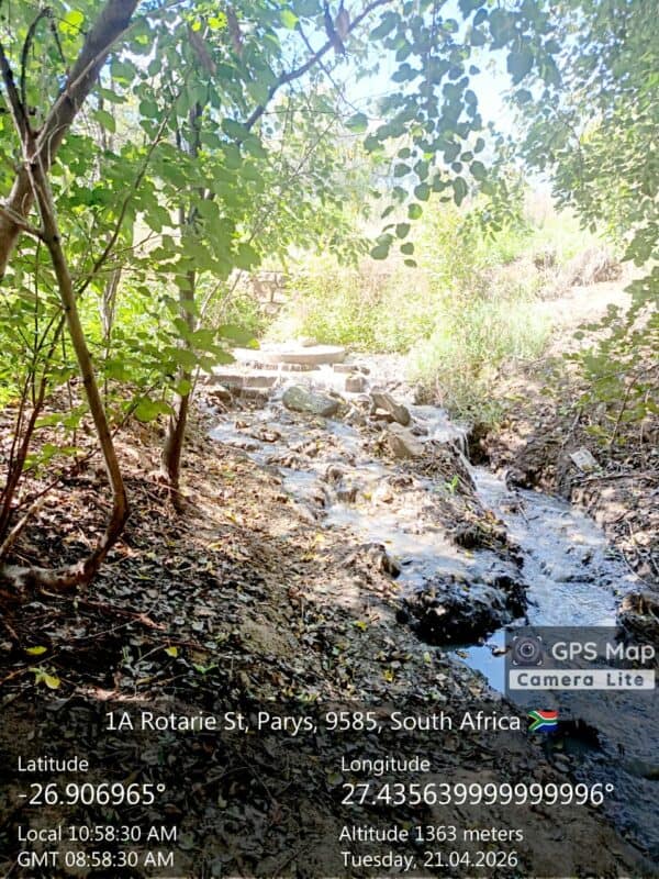 Die foto is op 21 April deur AfriForum by die Sandgat in Parys geneem waar rioolwater uit 'n verstopte mangat in die Vaalrivier inloop. Foto: Verskaf