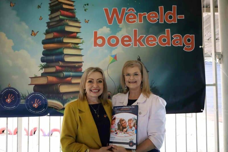Suzette Oosthuizen, hoof van Solidariteit Helpende Hand se Ons Plek en Sentrums, en dr. Susan Greyling van die Noordwes-Universiteit by die bekendstelling. Foto verskaf deur Solidariteit Helpende Hand