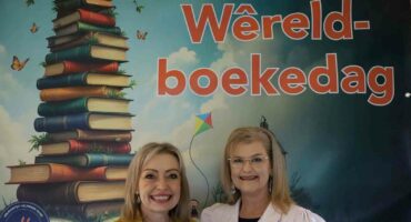 Suzette Oosthuizen, hoof van Solidariteit Helpende Hand se Ons Plek en Sentrums, en dr. Susan Greyling van die Noordwes-Universiteit by die bekendstelling. Foto verskaf deur Solidariteit Helpende Hand