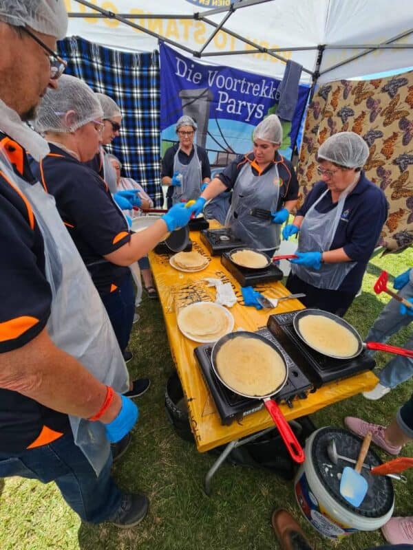Parys se Voortrekkers het fluks hul kant agter die pannekoekpanne gebring vir Rocking the Vaal se wêreldrekordpoging. Foto: Parys Voortrekkers.