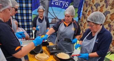 Parys se Voortrekkers het fluks hul kant agter die pannekoekpanne gebring vir Rocking the Vaal se wêreldrekordpoging. Foto: Parys Voortrekkers.