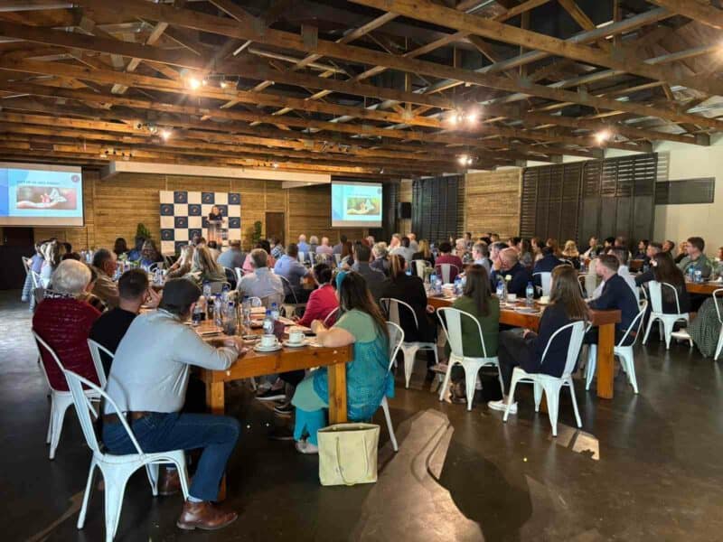 Gaste by die onlangse netwerkontbyt in Bloemfontein waar die Helpende Hand Toekomsbrug vir werksoekers bespreek is. Foto verskaf deur Solidariteit Helpende Hand