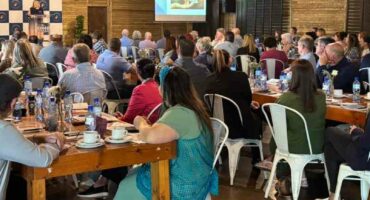 Gaste by die onlangse netwerkontbyt in Bloemfontein waar die Helpende Hand Toekomsbrug vir werksoekers bespreek is. Foto verskaf deur Solidariteit Helpende Hand