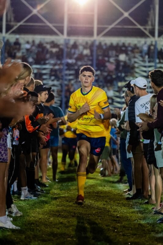 Nico Rust, kaptein van Parys se eerste rugbyspan draf op die veld. Foto: Marais Nell.