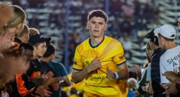 Nico Rust, kaptein van Parys se eerste rugbyspan draf op die veld. Foto: Marais Nell.