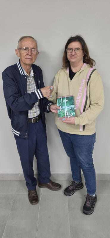 Professor Marius Nel van die AGS Sion-gemeente oorhandig die boekprys aan Petro Nel. Foto: Liezl Scheepers