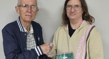 Professor Marius Nel van die AGS Sion-gemeente oorhandig die boekprys aan Petro Nel. Foto: Liezl Scheepers