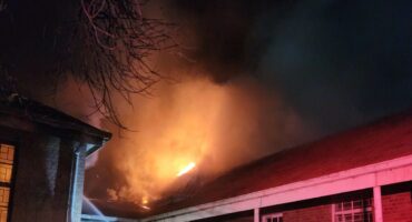 Vlamme het Maandagnag 'n deel van die skoolgebou van die Boitumelo Combined School in Heilbron verswelg. Foto: Verskaf