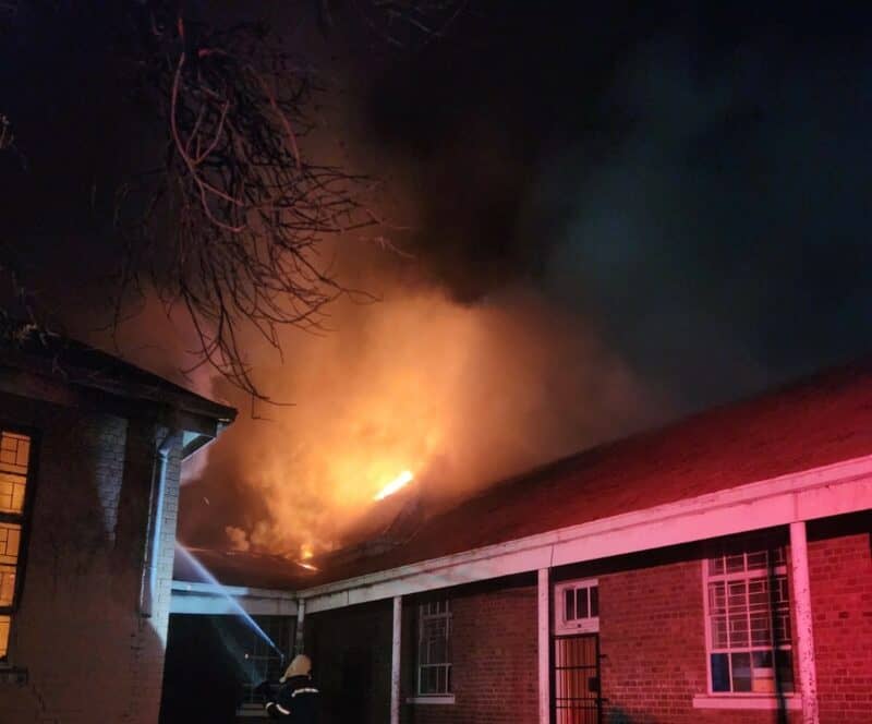 Vlamme het Maandagnag 'n deel van die skoolgebou van die Boitumelo Combined School in Heilbron verswelg. Foto: Verskaf