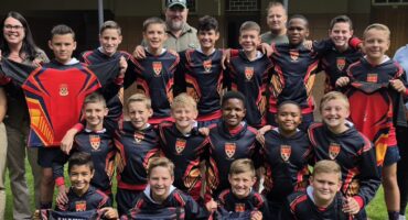 Primêre Skool Parys se o.13A rugbyspan saam met hul borge. Foto: Liezl Scheepers