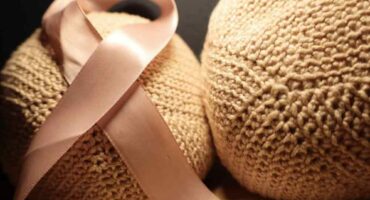 Omgeehande help met die maak van borsprosteses met die Boesemvriendinne-projek. Foto voorsien deur Solidariteit Helpende Hand