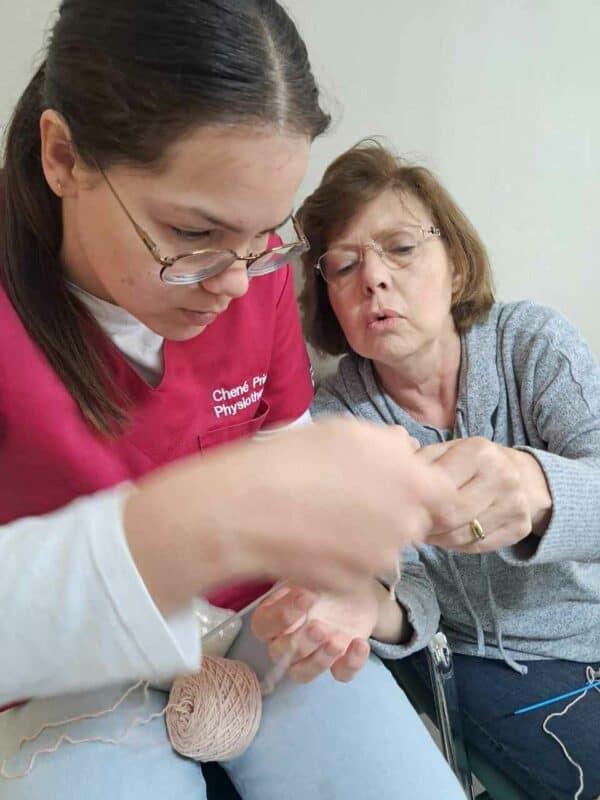 Chené Prinsloo en Manie Vorster aan die brei vir die Boesemvriendinne-projek. Foto voorsien deur Solidariteit Helpend Hand. 