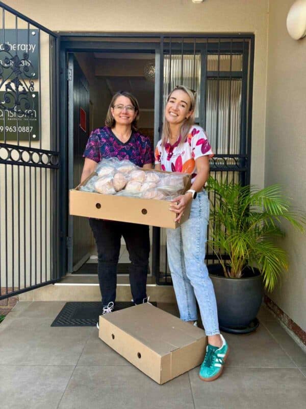  Elaine Hough van Anne van der Merwe Physiotherapists oorhandig gebreide borsprosteses aan Chandré Joubert van Solidariteit Helpende Hand. Foto voorsien deur Solidariteit Helpende Hand. 