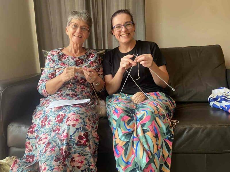 Chené Prinsloo en Manie Vorster aan die brei vir die Boesemvriendinne-projek. Foto voorsien deur Solidariteit Helpende Hand