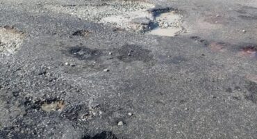 Daar is vandeesweek weer gewaarsku oor groot en diep slaggate op die R59.