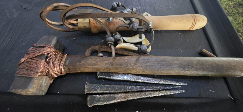 Replikas van die spykers waarmee Jesus aan die kruis vasgeslaan is, die kats waarmee hy geslaan is, die spies wat in Sy sy gesteek is, en die kruis, is vir vanjaar se Golgota-voorstelling by die Kruistog gemaak. Foto: Liezl Scheepers