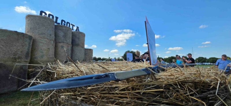 Vanjaar was daar ook 'n Golgota-voorstelling by die Kruistog. Op die voorgrond kan 'n replika gesien word van die spies wat met die kruisiging in Jesus se sy gesteek is. Foto: Liezl Scheepers