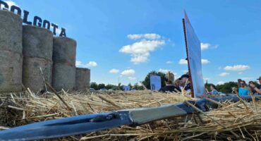 Vanjaar was daar ook 'n Golgota-voorstelling by die Kruistog. Op die voorgrond kan 'n replika gesien word van die spies wat met die kruisiging in Jesus se sy gesteek is. Foto: Liezl Scheepers