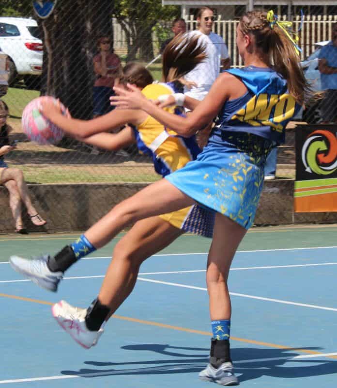 Parys se eerste netbalspanspelers tydens hul wedstryd teen Fochville 2 wat in Parys se guns beslis is. Foto: Liezl Scheepers