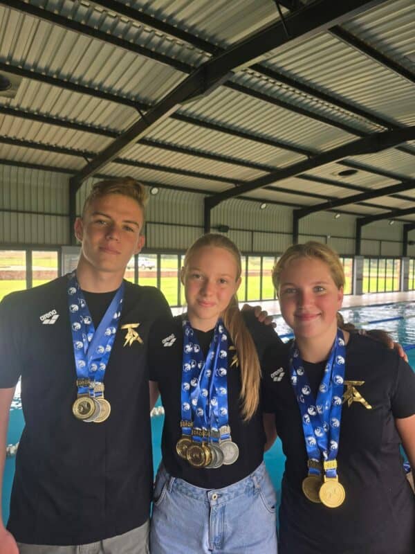 Die swemmers met hul medaljes is Lara Greyling, Matthew Greyling en Mienke Kemp. Foto: Verskaf