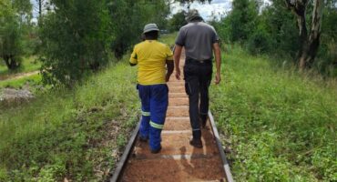 Die spoorlyn wat vir jare in onbruik lê sal nou deur voetgangers gebruik kan word om droogvoets deur die vleiland te beweeg. Foto: Danie Venter.