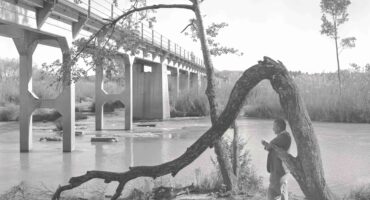 Ben Keulder, ‘n destydse burgemeester van Parys, afgeneem met die brug oor die Vaalrivier in die agtergrond. Foto: Transnet Heritage Library, Johannesburg