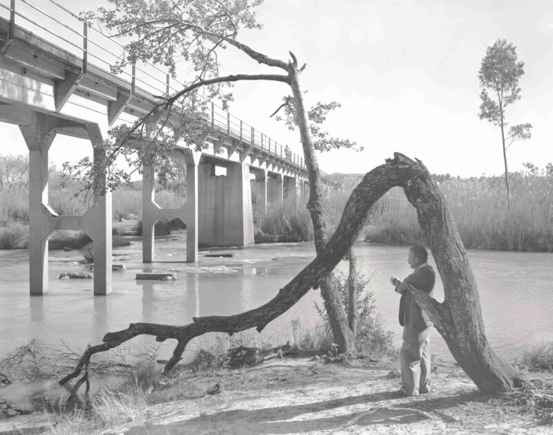 Ben Keulder, ‘n destydse burgemeester van Parys, afgeneem met die brug oor die Vaalrivier in die agtergrond. Foto: Transnet Heritage Library, Johannesburg