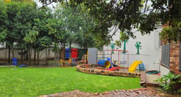 Omgeehande en harte het hierdie prag tuin en speelplek by Chrissanloo huis moontlik gemaak vir kinders wat tot nou toe net die skadukant van die lewe gesien het. Foto: Liezl Scheepers