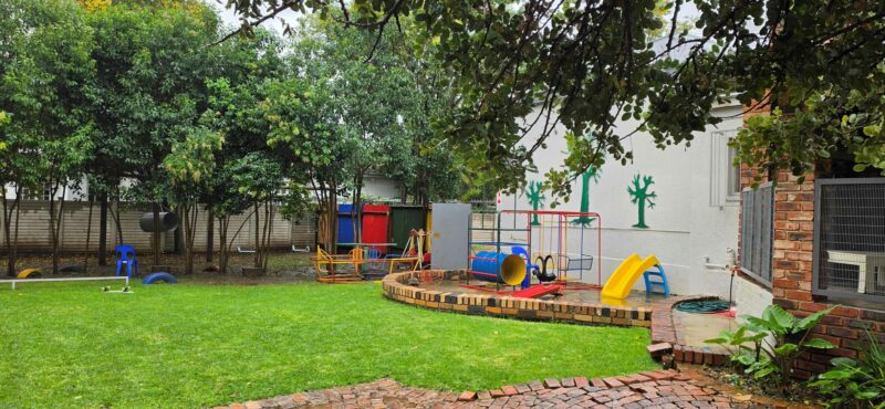 Omgeehande en harte het hierdie prag tuin en speelplek by Chrissanloo huis moontlik gemaak vir kinders wat tot nou toe net die skadukant van die lewe gesien het. Foto: Liezl Scheepers