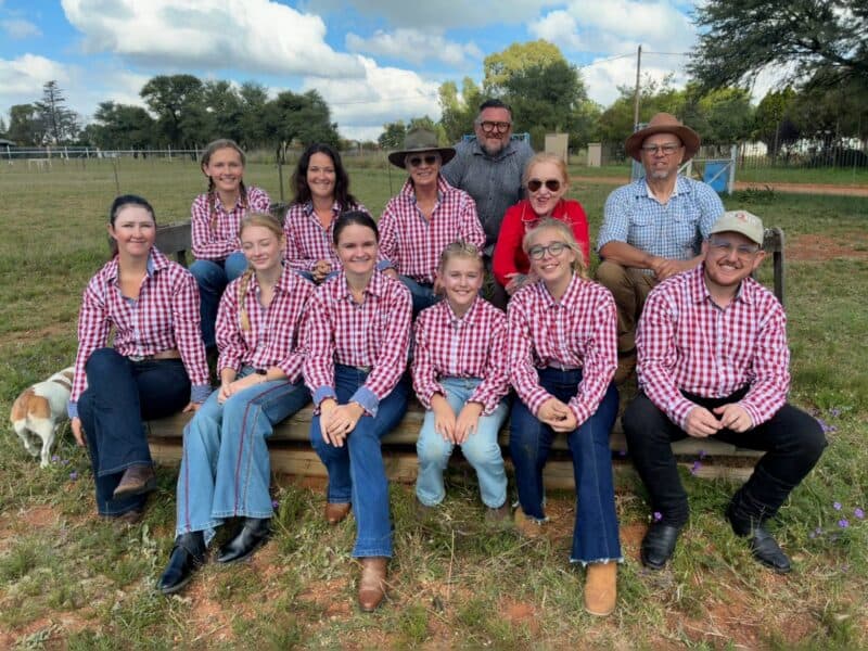 Die ruiters wat deelgeneem het, is agter: Jaco Janse van Rensburg (videograaf). Middel: Mia Janse van Vuuren, Shannon Farley, Martie Bezuidenhout, Bridget Vosloo en Ernie Vosloo. Voor is Annique Botes, Megan de Jager, Sally Coetzee, Amoré Bezuidenhout, Jadrené Bezuidenhout en Blake Vosloo. Foto: Verskaf